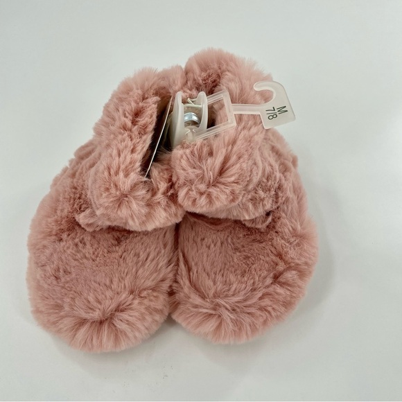 Target Cat and Jack NWT pink fuzzy slippers - Picture 1 of 4